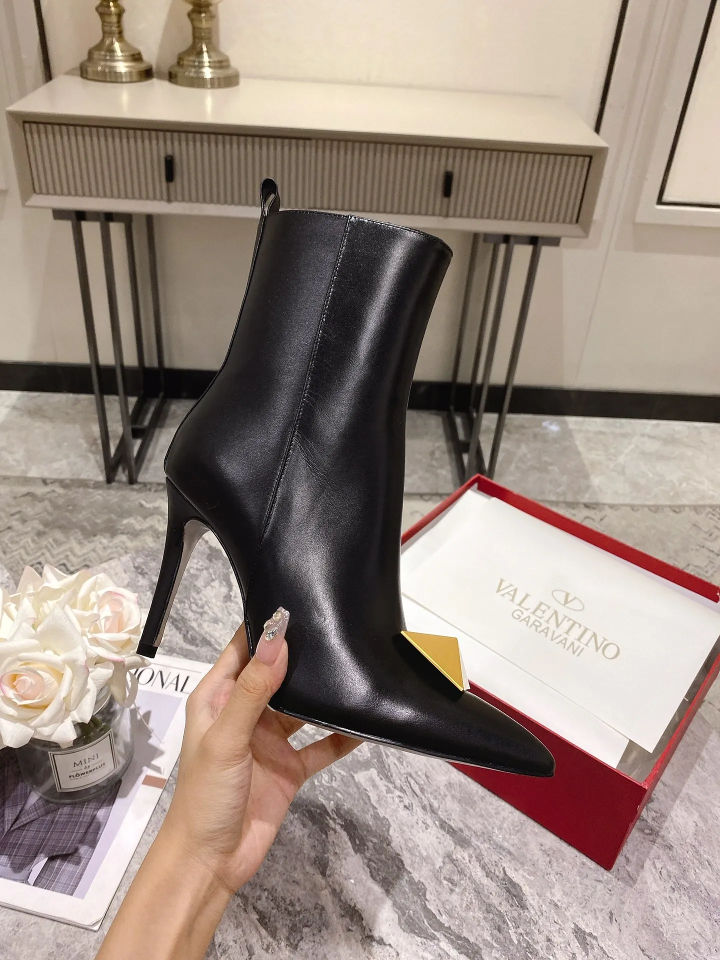 👟👟Ex-factory price 540👟👟 Genuine leather sole +40 [Valentino] Valentino autumn and winter fashion women's boots: comfortable and versatile, making your legs look longer! Fabric: Imported first-layer cowhide ⚡With inner zipper version ⚡The lining and feet are all high-end sheepskin! Outsole: There are two options: non-slip and wear-resistant rubber outsole and Italian leather outsole ~ equipped with Warren's [Pyramid] special buckle that will not rust. Number of yards: 35−41 (customized for sizes 34-42): rubber sole, - genuine leather sole +40
